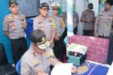 Wakil Kepala Kepolisian Daerah Kalimantan Selatan Brigjen Pol Aneka Pristafuddin didampingi Kapolres Tanah Laut AKBP Sentot Adi Dharmawan beserta Pejabat Utama Polda Kalsel melaksanakan pengecekan Pos Pengamanan Operasi Lilin Intan 2018 Simpang Tiga Bentok Kecamatan Bati - Bati, Senin (24/12).Foto:Antaranews Kalsel/Arianto.