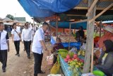 Wakil Bupati Tanah Laut, Kalimantan Selatan Abdi Rahman meninjau relokasi pasar di objek wisata Pantai Takisung, Rabu (26/12).Foto:Antaranews Kalsel/Arianto.