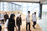 Sekretaris Daerah Kabupaten Tanah Laut H Syahrian Nurdin bersama Kepala Kejaksaan Negeri Pelaihari  Sri Tatmala Wahanani melakukan monitoring terakhir pembangunan fisik umum RSUD H Boejasin di Kelurahan Sarang Halang, Kecamatan Pelaihari, Rabu (26/12).Foto:Antaranews Kalsel/Arianto.