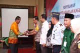 Bupati Tanah Laut H Sukamta menyerahan plakat penghargaan secara simbolis kepada para satuan kerja (satker) terbaik pengelolaan keuangan, usai menyerahkan  Daftar Isian Pelaksanaan Anggaran (DIPA) tahun anggaran 2019, di Aula Sarantang Saruntung Pelaihari, Kamis (27/12).Foto:Antaranews Kalsel/Arianto.
