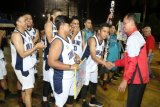 Bupati Tanah Laut H Sukamta memberi semangat atlet basket Tanah Laut selepas pertandingan final Tuntung Pandang Competition 2018, Senin (24/12) malam.Foto:Antaranews Kalsel/Arianto.