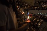 Jemaat kristiani menyalakan lilin saat prosesi ibadah malam Natal di GKI maulana Yusuf, Bandung, Jawa Barat, Senin (24/12/2018) malam. Umat Kristiani merayakan Hari Raya Natal pada 25 Desember. ANTARA JABAR/M Agung Rajasa/agr