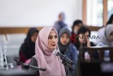 Istri terdakwa Fahmi Darmawansyah, Inneke Koesherawati memberikan keterangan saat bersaksi pada sidang lanjutan kasus â??suap mantan Kalapas Sukamiskin Wahid Husein di Pengadilan Negeri Bandung, Jawa Barat, Rabu (19/12/2018). Menurut Jaksa KPK dalam dakwaan pada Wahid Husein, Inneke turut membantu suaminya, Fahmi Dharmawansyah mencarikan mobil mewah untuk Wahid Husein sebagai hadiah. ANTARA JABAR/M Agung Rajasa/agr. 