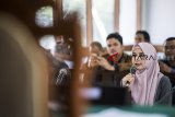 Istri terdakwa Fahmi Darmawansyah, Inneke Koesherawati memberikan keterangan saat bersaksi pada sidang lanjutan kasus â??suap mantan Kalapas Sukamiskin Wahid Husein di Pengadilan Negeri Bandung, Jawa Barat, Rabu (19/12/2018). Menurut Jaksa KPK dalam dakwaan pada Wahid Husein, Inneke turut membantu suaminya, Fahmi Dharmawansyah mencarikan mobil mewah untuk Wahid Husein sebagai hadiah. ANTARA JABAR/M Agung Rajasa/agr. 