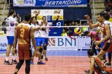 Tim bola voli putra Jakarta Pertamina Energi merayakan kemenangan setelah meraih poin saat seri ketiga putaran pertama Proliga 2019 di GOR C'Tra Arena, Bandung, Jawa Barat, Minggu (23/12/2018). Jakarta Pertamina Energi menang atas Palembang Bank Sumselbabel dengan skor akhir 3-0 (25-23, 25-19, 25-17). ANTARA JABAR/M Agung Rajasa/agr. 