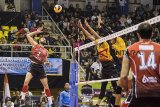 Pebola voli putra Jakarta Pertamina Energi Vugar Bayramov (kiri) melepas pukulan smes ke arah tim bola voli putra Surabaya Bhayangkara Samator saat seri ketiga putaran pertama Proliga 2019 di GOR C'Tra Arena, Bandung, Jawa Barat, Sabtu (22/12/2018). Jakarta Pertamina Energi menang atas Surabaya Bhayangkara Samator dengan skor akhir 3-0 (25-17, 25-21, 25-18). ANTARA JABAR/M Agung Rajasa/agr. 