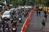 Warga berkendara di bekas lokasi jalan ambles di Jalan Raya Gubeng, Surabaya, Jawa Timur, Jumat (28/12/2018). Jalan Raya Gubeng yang ambles sudah dibuka dua lajur sisi timur pada Kamis (27/12/2018) malam, sementara dua lajur sisi barat masih ditutup karena sedang dikerjakannya pemasangan turap besi (steel sheet pile).ANTARA FOTO/Didik Suhartono/pras.