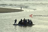 Warga menggunakan kendaraan bermotor menyebrangi sungai menggunakan perahu di Sungai Muara Cipatujah, Kabupaten Tasikmalaya, Jawa Barat, Kamis (13/12/2018). Akibat Jembatan Pansel Cipatujah ambruk diterjang banjir bandang atau pembangunan jembatan bailey belum rampung membuat sejumlah warga beraktifitas menggunakan jasa penyebrangan sungai menggunakan perahu nelayan dengan tarif penyerbrangan sekitar Rp 5.000 hingga Rp 10.000 sekali per motor. ANTARA JABAR/Adeng Bustomi/agr. 