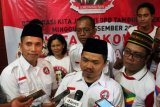 Ketua DPD Kita Jokowi Wilayah Tambun Ihsan (tengah) didampingi para anggota memberi pernyataan kepada pers usai acara Deklarasi Relawan Pendukung Jokowi-Maruf Amin, Senin (17/12/2018). Menurut Ihsan deklarasi digelar untuk memperkuat dan menyatukan aspirasi para pendukung Jokowi-Maruf Amin di daerah setempat. ANTARA FOTO/Weli Ayu Rejeki/af/