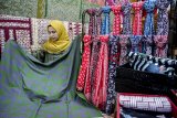 Perajin menata batik di salah satu sentra Toko Batik Kenarie, Cikole, Sukabumi, Jawa Barat, Jumat (07/12/2018). Data Badan Perencanaan Pembangunan Nasional, Badan Pusat Statistik dan United Nation Population Fund memprediksi jumlah pelaku Usaha Mikro Kecil Menengah (UMKM) di Indonesia pada 2018 sebanyak 58,97 juta orang. ANTARA JABAR/Nurul Ramadhan/agr.