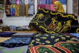 Perajin menata batik di salah satu sentra Toko Batik Kenarie, Cikole, Sukabumi, Jawa Barat, Jumat (07/12/2018). Data Badan Perencanaan Pembangunan Nasional, Badan Pusat Statistik dan United Nation Population Fund memprediksi jumlah pelaku Usaha Mikro Kecil Menengah (UMKM) di Indonesia pada 2018 sebanyak 58,97 juta orang. ANTARA JABAR/Nurul Ramadhan/agr.