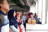 Para penumpang saat antre untuk meuruni tangga kapal fery KMP Sebuku di Dermaga 7 Pelabuhan Merak, Provinsi Banten. Mereka mengharapkan agar pelayanan Bakauheni-Merak (PP) dari dan ke Dermaga Ekskutif hanya selama satu jam benar-benar tepat waktu.  (Megapolitan.Antaranews.Com/Foto: M. Tohamaksun). 