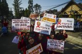 Mahasiswa dari berbagai kampus melakukan kampanye anti diskriminasi di kawasan Hari Bebas Kendaraan Bermotor (HBKB) di Dago, Bandung, Jawa Barat, Minggu (2/12/2018). Kampanye anti diskriminasi tersebut mengajak masyarakat untuk tidak memberikan stigma negatif pada Orang Dengan HIV/AIDS (ODHA) dalam rangka memperingati Hari AIDS Sedunia. ANTARA JABAR/Raisan Al Farisi/agr.