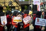 Mahasiswa dari berbagai kampus melakukan kampanye anti diskriminasi di kawasan Hari Bebas Kendaraan Bermotor (HBKB) di Dago, Bandung, Jawa Barat, Minggu (2/12/2018). Kampanye anti diskriminasi tersebut mengajak masyarakat untuk tidak memberikan stigma negatif pada Orang Dengan HIV/AIDS (ODHA) dalam rangka memperingati Hari AIDS Sedunia. ANTARA JABAR/Raisan Al Farisi/agr.