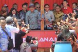 Gubernur Jawa Barat Ridwan Kamil (enam kiri) bersama Chief Executive Officer Efishery Gibran Huzaifah (enam kanan) melihat proses pemberian pakan dengan mesin automatic fish feeder saat peluncuran program Kampung Perikanan Digital di Losarang, Indramayu, Jawa Barat, Senin (10/12/2018). Kampung Perikanan Digital tersebut menerapkan teknologi berbasis aplikasi smartphone untuk mengontrol tambak ikan sehingga mampu memberikan efisiensi pemberian pakan dan mempercepat siklus panen. ANTARA JABAR/Dedhez Anggara/agr.