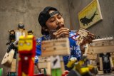 Perajin menyelesaikan pembuatan boneka karakter berbahan kayu pinus di Workshop Woodcut, Desa Cimider, Kosambi-Telagasari, Karawang, Jawa Barat, Jumat (07/12/2018). Workshop ini mampu memproduksi 50 - 100 boneka per bulan dengan harga jual Rp 10.000 - Rp Rp 100.000 rupiah per boneka serta memberi workshop secara gratis. ANTARA JABAR/M Ibnu Chazar/agr.