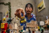 Perajin menata boneka karakter berbahan kayu pinus di Workshop Woodcut, Desa Cimider, Kosambi-Telagasari, Karawang, Jawa Barat, Jumat (07/12/2018). Workshop ini mampu memproduksi 50 - 100 boneka per bulan dengan harga jual Rp 10.000 - Rp Rp 100.000 rupiah per boneka serta memberi workshop secara gratis. ANTARA JABAR/M Ibnu Chazar/agr.