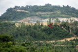 Suasana bukit yang rusak akibat aktivitas penambangan di Desa Sirnaresmi, Gunungguruh, Kabupaten Sukabumi, Jawa Barat, Rabu (26/12/2018). Wahana Lingkungan Hidup (Walhi) mencatat, sekitar 400 ribu hektare lahan hijau di Jawa Barat mengalami fase kritis yang salah satunya diakibatkan oleh aktivitas penambangan serta pembalakan hutan. ANTARA JABAR/Nurul Ramadhan/agr. 