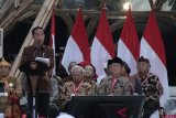 Presiden Joko Widodo (kiri) memberikan sambutan pada Kongres Kebudayaan Indonesia 2018 di Jakarta, Minggu (9/12/2018). Kongres tersebut untuk memperkuat dan memoles hasil kerja seluruh insan kebudayaan di Indonesia yang dilakukan sejak Maret 2018. ANTARA FOTO/Rivan Awal Lingga/ama.