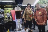 Menteri Keuangan Sri Mulyani (kedua kanan) melihat karya inovasi pada acara seminar 