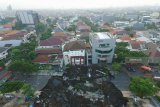 Foto aerial kondisi tanah ambles di Jalan Raya Gubeng, Surabaya, Jawa Timur, Rabu (19/12/2018). Jalan raya tersebut ambles sedalam sekitar 20 meter dengan lebar 30 meter pada Selasa (18/12/2018) malam diduga karena proyek pembangunan gedung di sekitar lokasi. Antara Jatim/Didik Suhartono/ZK.