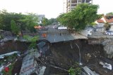 Foto aerial kondisi tanah ambles di Jalan Raya Gubeng, Surabaya, Jawa Timur, Rabu (19/12/2018). Jalan raya tersebut ambles sedalam sekitar 20 meter dengan lebar 30 meter pada Selasa (18/12/2018) malam diduga karena proyek pembangunan gedung di sekitar lokasi. Antara Jatim/Didik Suhartono/ZK.