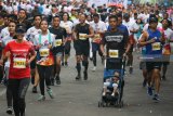 Peserta mengikuti Lari Amal Pelindo (Pelindo Charity Run) 2018 di kawasan Pelabuhan Tanjung Perak, Surabaya, Jawa Timur, Minggu (16/12/2018). Lari Amal Pelindo dalam rangka HUT ke-26 Pelindo itu diikuti sekitar 5.000 peserta yang dana terkumpul akan disalurkan untuk membantu korban musibah gempa-tsunami di Palu dan Donggala, Sulawesi Tengah. Antara Jatim/Didik Suhartono/ZK.