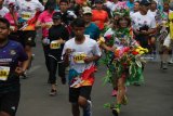 Peserta mengikuti Lari Amal Pelindo (Pelindo Charity Run) 2018 di kawasan Pelabuhan Tanjung Perak, Surabaya, Jawa Timur, Minggu (16/12/2018). Lari Amal Pelindo dalam rangka HUT ke-26 Pelindo itu diikuti sekitar 5.000 peserta yang dana terkumpul akan disalurkan untuk membantu korban musibah gempa-tsunami di Palu dan Donggala, Sulawesi Tengah. Antara Jatim/Didik Suhartono/ZK.