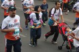 Peserta mengikuti Lari Amal Pelindo (Pelindo Charity Run) 2018 di kawasan Pelabuhan Tanjung Perak, Surabaya, Jawa Timur, Minggu (16/12/2018). Lari Amal Pelindo dalam rangka HUT ke-26 Pelindo itu diikuti sekitar 5.000 peserta yang dana terkumpul akan disalurkan untuk membantu korban musibah gempa-tsunami di Palu dan Donggala, Sulawesi Tengah. Antara Jatim/Didik Suhartono/ZK.