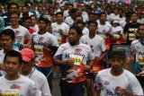 Peserta mengikuti Lari Amal Pelindo (Pelindo Charity Run) 2018 di kawasan Pelabuhan Tanjung Perak, Surabaya, Jawa Timur, Minggu (16/12/2018). Lari Amal Pelindo dalam rangka HUT ke-26 Pelindo itu diikuti sekitar 5.000 peserta yang dana terkumpul akan disalurkan untuk membantu korban musibah gempa-tsunami di Palu dan Donggala, Sulawesi Tengah. Antara Jatim/Didik Suhartono/ZK.