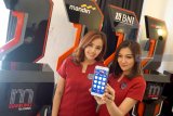 Dua model menunjukkan aplikasi Mobile Banking (mBanking) Telkomsel pada acara peluncuran di Surabaya, Jawa Timur, Selasa (18/12/2018). Aplikasi mBanking Telkomsel akan mendorong terciptanya masyarakat digital Indonesia dengan menghadirkan terobosan baru untuk membangun Indonesia Digital. Aplikasi ini memiliki beberapa fitur menarik, antara lain: transaksi perbankan, transaksi merchant, promo program, sinkronasi data, dan pencari ATM terdekat. Antara Jatim/HO/Ganes A Laksono/ZK.