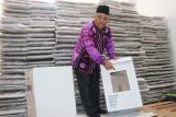 Ketua KPU Pontianak, Sujadi menjelaskan spesifikasi kotak suara yang terbuat dari karton tebal kedap air dan menggunakan plastik transparan di gudang logistik KPU di Pontianak, Kalimantan Barat, Kamis (27/12/2018). KPU Pontianak akan mendistribusikan 10.005 kotak suara ke 2.001 TPS di enam kecamatan di Kota Pontianak untuk digunakan dalam Pemilu serentak 2019. ANTARA FOTO/Jessica Helena Wuysang