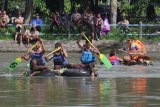 Sejumlah peserta Pramuka Satuan Karya (Saka) Bahari beradu cepat saat mengikuti lomba dayung Rakit Ban Bambu (RBB) di Sungai Brantas Rolak, Gunungsari, Surabaya, Jawa Timur, Sabtu (29/12/2018). Kegiatan yang diselenggarakan oleh Lantamal V dan Perum Jasa Tirta 1 tersebut diikuti 20 tim dari Pramuka se-Jawa Timur untuk mendekatkan Pramuka Saka Bahari kepada sungai sehingga tumbuh kecintaan yang berujung pada prilaku menjaga kebersihanya. Antara Jatim/Moch Asim/ZK.
