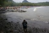 Wisatawan menikmati keindahan Pantai Gemah di pesisir selatan Tulungagung, Jawa Timur, Selasa (25/12). Kunjungan wisatawan di Pantai Gemah yang lokasinya tak jauh dari perlintasan jalur lintas selatan (JLS) tersebut meningkat tiga kali lipat (300 persen) selama musim libur sekolah, libur Natal dan Tahun Baru 2019, yakni rata-rata 4.000-an kunjungan/hari pada hari libur biasa (Sabtu-Minggu) melonjak hingga kisaran rata-rata 12 ribuan wisatawan. Antara Jatim/Destyan Sujarwoko/ZK.