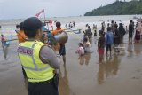 Petugas memberikan imbauan kepada pengunjung untuk tidak berenang terlalu ke tengah saat bermain air di Pantai Gemah, Tulungagung, Jawa Timur, Selasa (25/12). Kunjungan wisatawan di Pantai Gemah yang lokasinya tak jauh dari perlintasan jalur lintas selatan (JLS) ini meningkat tiga kali lipat (300 persen) selama musim libur sekolah, libur Natal dan Tahun Baru 2019, yakni rata-rata 4.000-an kunjungan/hari pada hari libur biasa (Sabtu-Minggu) melonjak hingga kisaran rata-rata 12 ribuan wisatawan. Antara Jatim/Destyan Sujarwoko/ZK.