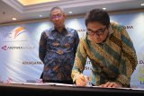 Direktur Utama PT Pelabuhan Indonesia II (Persero)/IPC Elvyn G Masassya (kanan) disaksikan Gubernur Kalbar Sutarmidji (kiri), menandatangani nota kesepahaman di Pontianak, Kamis (20/12/2018). Nota kesepahaman antara PT Pelindo II dan Pemerintah Provinsi Kalbar tersebut terkait kesepakatan kerjasama meliputi pengembangan fasilitas kepelabuhan dan logistik di wilayah Kalbar. ANTARA FOTO/Jessica Helena Wuysang