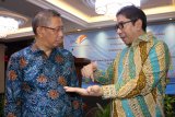 Direktur Utama PT Pelabuhan Indonesia II (Persero)/IPC Elvyn G Masassya (kanan) berbincang dengan Gubernur Kalbar Sutarmidji (kiri) usai penandatanganan nota kesepahaman di Pontianak, Kamis (20/12/2018). Nota kesepahaman antara PT Pelindo II dan Pemerintah Provinsi Kalbar tersebut terkait kesepakatan kerjasama meliputi pengembangan fasilitas kepelabuhan dan logistik di wilayah Kalbar. ANTARA FOTO/Jessica Helena Wuysang