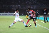 Pesepak bola Madura United (MU) Andik Rendika Rama (kanan) berusaha melewati pesepak bola Persela Lamongan Guntur A Riyadi (kiri) dalam kompetisi Liga 1 di Stadion Gelora Ratu Pamelingan (SGRP) Pamekasan, Jawa Timur, Sabtu (8/12/2018). MU unggul 2-1 atas persela. Antara Jatim/Saiful Bahri/ZK.