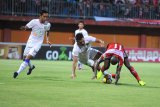 Pesepak bola Madura United (MU) Greg Nwokolo (kanan) berusaha melewati pesepak bola Persela Lamongan Arif Satria (tengah) dan A. Birrul Walidain (kiri) dalam kompetisi Liga 1 di Stadion Gelora Ratu Pamelingan (SGRP) Pamekasan, Jawa Timur, Sabtu (8/12/2018). MU unggul 2-1 atas persela. Antara Jatim/Saiful Bahri/ZK.