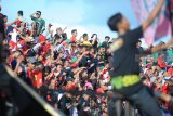 Suporter Madura United (MU) meneriakkan yel-yel saat timnya menghadapi Madura FC (MFC) dalam penyisihan Piala Indonesia di Stadion A. Yani, Sumenep, Jawa Timur, Kamis (6/12/2018). MU mengalahkan MFC dengan skor 4-1. Antara Jatim/Saiful Bahri/ZK.