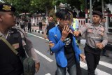 Polisi menggiring mahasiswa yang hendak tertibat bentrok saat menggelar aksi menuntut penutupan rumah karaoke Maxi Brilliant didepan kantor Walikota Blitar, Jawa Timur, Selasa (18/12/2018). Aksi mahasiswa yang tergabung dalam Pergerakan Mahasiswa Islam Indonesia (PMII) yang sempat diwarnai keributan antara Polisi dan mahasiswa tersebut merupakan buntut dari pembukaan garis polisi (police Line) pasca penggerebekan Unit Remaja, Anak, dan Wanita (Renakta) Dirkrimum Polda Jatim terhadap rumah karaoke itu yang diduga menyajikan tartan erotis. Antara Jatim/Irfan Anshori/ZK.