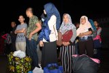 Sejumlah Pekerja Migran Indonesia (PMI) mengikuti pendataan oleh BP3TKI setibanya di Dinas Sosial Provinsi Kalbar di Pontianak, Jumat (7/12/2018) malam. BP3TKI Pontianak dan P4TKI Entikong mencatat terdapat 150 PMI dipulangkan Pemerintah Malaysia melalui PLBN Entikong karena paspor sudah habis masa berlakunya serta tidak memiliki visa dan kontrak kerja. ANTARA FOTO/Reza Novriandi/jhw