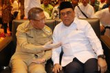 Wakil Ketua Umum Pengurus Pusat Dewan Masjid Indonesia (DMI) sekaligus Menteri Pendayagunaan Aparatur Negara dan Reformasi Birokrasi (Menpan RB) Syafruddin (kanan) berbincang dengan Gubernur Kalbar Sutarmidji (kiri) saat pelantikan pengurus PW DMI Kalbar periode 2018-2023 di Kabupaten Kubu Raya, Kalbar, Selasa (18/12/2018). Dalam kegiatan bertajuk penguatan program DMI mewujudkan masjid sebagai pusat peradaban umat tersebut, Syafruddin menyatakan bahwa tidak ada masjid di Indonesia yang dijadikan tempat doktrin aliran radikalisme. ANTARA FOTO/Jessica Helena Wuysang