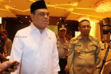 Wakil Ketua Umum Pengurus Pusat Dewan Masjid Indonesia (DMI) sekaligus Menteri Pendayagunaan Aparatur Negara dan Reformasi Birokrasi (Menpan RB) Syafruddin (kiri) didampingi Gubernur Kalbar Sutarmidji (kanan) usai pelantikan pengurus PW DMI Kalbar periode 2018-2023 di Kabupaten Kubu Raya, Kalbar, Selasa (18/12/2018). Dalam kegiatan bertajuk penguatan program DMI mewujudkan masjid sebagai pusat peradaban umat tersebut, Syafruddin menyatakan bahwa tidak ada masjid di Indonesia yang dijadikan tempat doktrin aliran radikalisme. ANTARA FOTO/Jessica Helena Wuysang