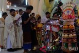 Sejumlah umat Katolik yang berbusana adat Bali membaca doa-doa dalam misa malam Natal di Gereja Katolik Hati Kudus Yesus Palasari, Jembrana, Bali, Senin (24/12/2018). Misa malam Natal dengan berpakaian adat Bali merupakan tradisi umat Katolik di Desa Palasari sebagai simbol akulturasi. ANTARA FOTO/Nyoman Hendra Wibowo/nym.Sejumlah umat Katolik yang berbusana adat Bali membaca doa-doa dalam misa malam Natal di Gereja Katolik Hati Kudus Yesus Palasari, Jembrana, Bali, Senin (24/12/2018). Misa malam Natal dengan berpakaian adat Bali merupakan tradisi umat Katolik di Desa Palasari sebagai simbol akulturasi. ANTARA FOTO/Nyoman Hendra Wibowo/nym.