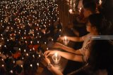 Sejumlah umat Kristiani membawa lilin ketika melakukan doa pada Misa Natal di Gereja Bethany Surabaya, Jawa Timur, Senin (24/12/2018). Perayaan Natal 2018 bertemakan 