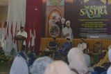 Menteri Agama Lukman Hakim Saifuddin memberikan sambutan dalam Muktamar Sastra di Pondok Pesantren Salafiyah Syafi'iyah Sukorejo, Banyuputih, Situbondo, Jawa Timur, Rabu (19/12/2018). Menteri Agama mengingatkan kalangan sastrawan bagaimana sastra pesantren merespons kecenderungan konservatisme di sebagian kalangan Umat Islam saat membuka acara itu. Antara Jatim/Seno/ZK.