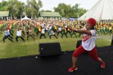 Prajurit TNI dan Polri mengikuti olahraga bersama di Lapangan Yonif Para Raider 501/Bajra Yudha, Madiun, Jawa Timur, Sabtu (29/12/2018). Olahraga bersama yang diikuti ratusan prajurit TNI dan Polri tersebut dimaksudkan untuk mempererat hubungan antara TNI dan Polri. Antara Jatim/Siswowidodo/ZK.