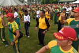 Prajurit TNI dan Polri mengikuti olahraga bersama di Lapangan Yonif Para Raider 501/Bajra Yudha, Madiun, Jawa Timur, Sabtu (29/12/2018). Olahraga bersama yang diikuti ratusan prajurit TNI dan Polri tersebut dimaksudkan untuk mempererat hubungan antara TNI dan Polri. Antara Jatim/Siswowidodo/ZK.