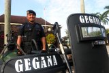 Seorang anggota Gegana Sat Brimob Polda Kalbar mengikuti gelar pasukan Operasi Lilin Kapuas 2018 di Pontianak, Jumat (21/12/2018). Operasi Lilin Kapuas tersebut melibatkan 2.400 personil Polri dan TNI untuk mengamankan perayaan Natal 2018 dan Tahun Baru 2019 di gereja dan ruang publik di wilayah Kalbar. ANTARA FOTO/Jessica Helena Wuysang